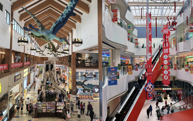  常州苏茂山服务区和嘉兴服务区内景。（图源：大众点评笔记作者）