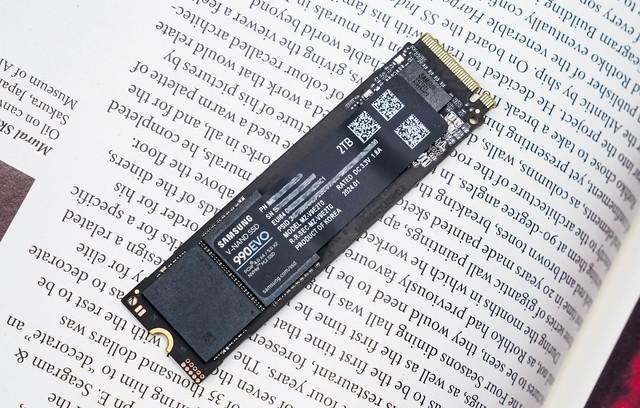 例如三星最新推出的990 evo,这也是三星继2019年推出970 evo plus后