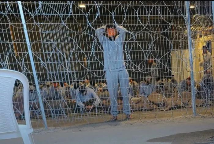 CNN通过以色列“吹哨人”获得的拘留中心内部图片