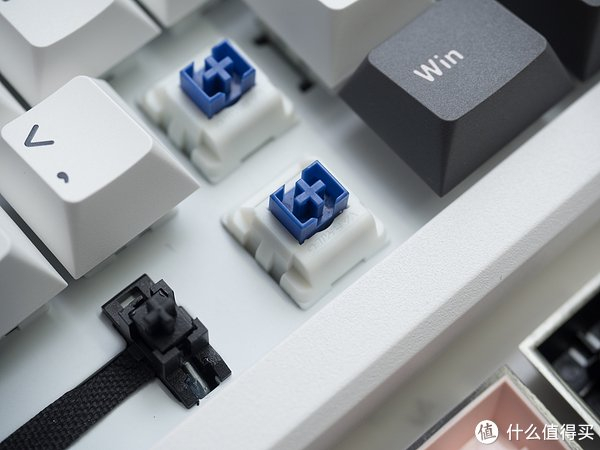 功能键帽是深灰色,既不像纯黑色那么对比强烈,又更有立体感和质感.