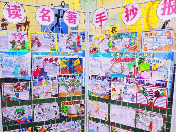 师生们用丰富多彩的扎染,泥塑,剪纸,水墨画,线描画,树叶画,手抄报
