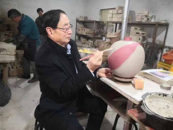 刘德功,济南德功龙山黑陶艺术有限公司总设计师,山东省非物质文化遗产