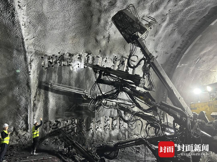 在"豆腐块里打洞"!揭秘川青铁路德胜隧道攻坚克难这十年|大国工程