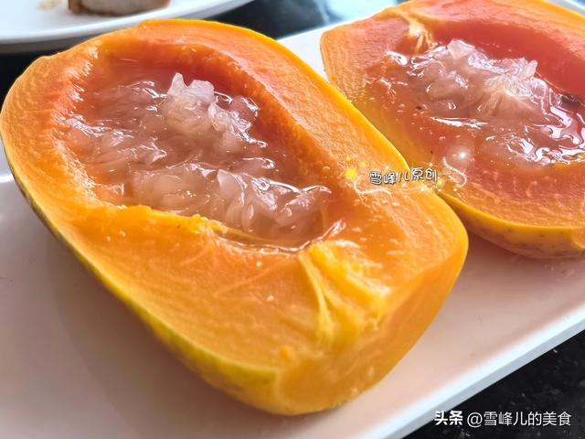 1,把木瓜去皮,从中间切开,去掉中间的籽,银耳半朵,用滚开的水泡发