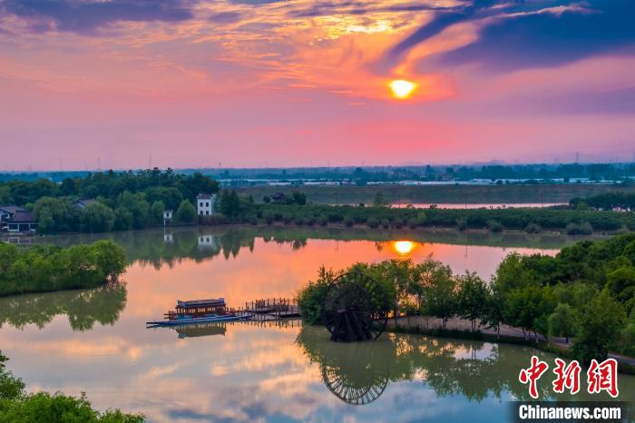 饶颐 摄安徽省池州市贵池区杏花村晚霞如织.