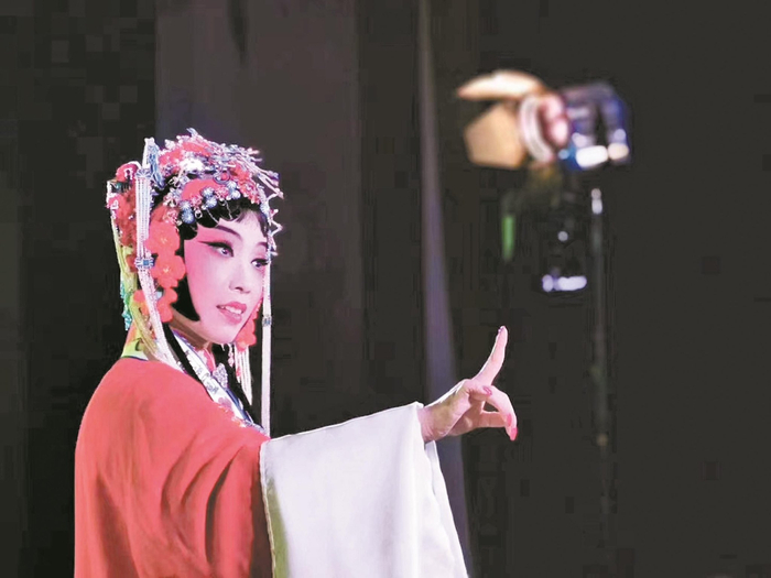 从田间地头到直播平台:一位豫剧团长的热爱和坚守