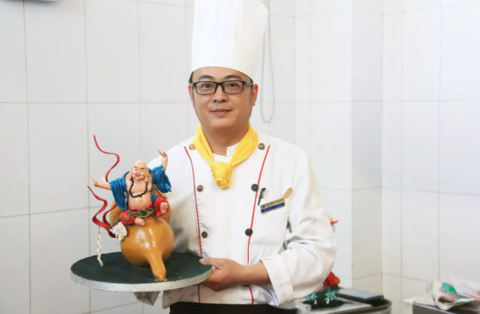 典型威海 劳动榜样丨一双巧手,把威海特产揉进中式面点
