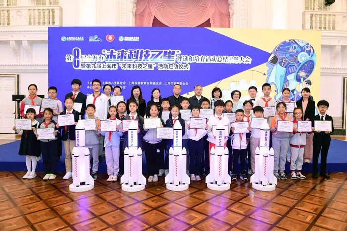 上海市虹口区第四中心小学的张炜清同学设计了一款"独居老人室内跌倒