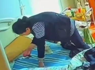 监控显示保姆蒋某在偷看卢德麟手机