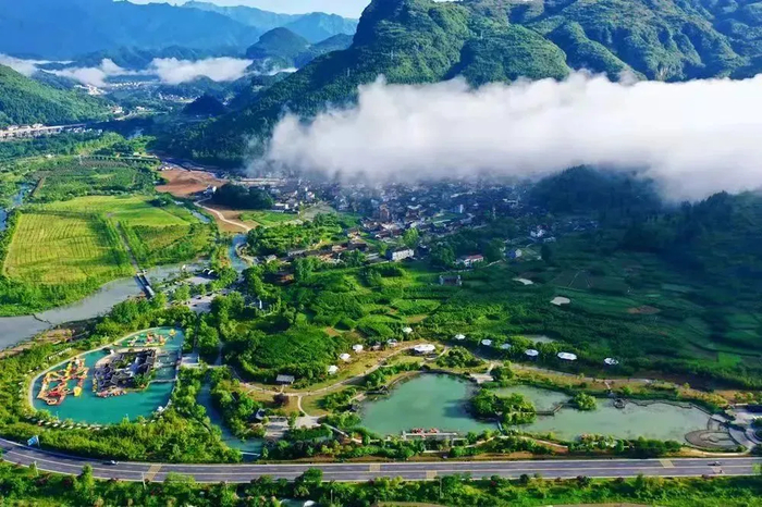 巍巍梵净山下幽幽太平河畔坐落着一个宛若世外桃源般的自然村落——云