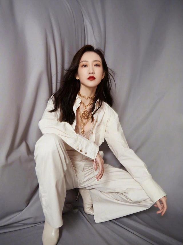 "王鸥"当妈后豁出去!内衣外穿一点不害羞,这气场一般人比不上