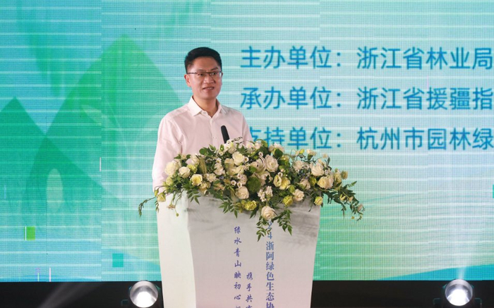 朱磊表示,我们将深入推进产业援疆三个"十百千"专项行动,深化绿色生态