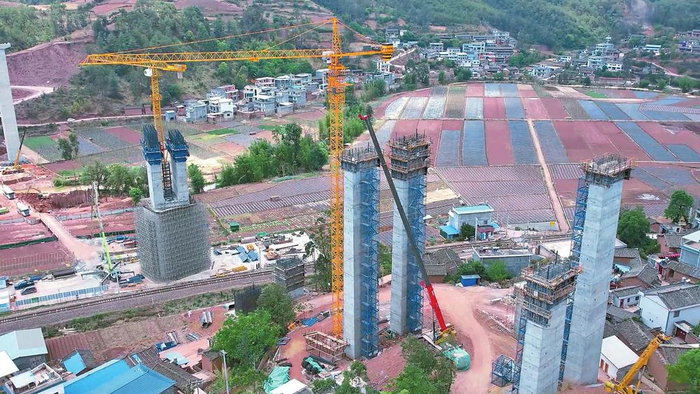石星一号隧道贯通 姚南高速公路建设施工过半