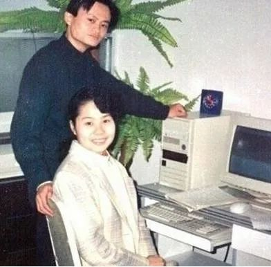 张瑛在有篇叫《我的先生马云》的文章里,写到她和马云当年离开教师