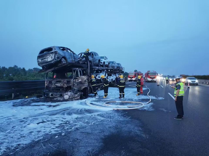g20青银高速上车辆起火,高速交警联合多方化解险情