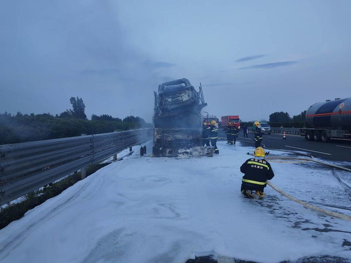 g20青银高速上车辆起火,高速交警联合多方化解险情