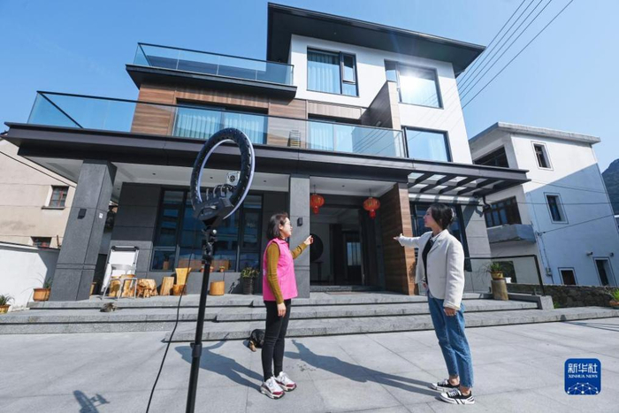 浙江杭州富阳区湖源乡的巾帼志愿者通过网络直播推介当地的特色民宿。新华社记者 徐昱 摄