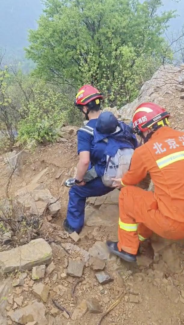 母亲带5岁孩子爬野山被困,密云消防紧急救援