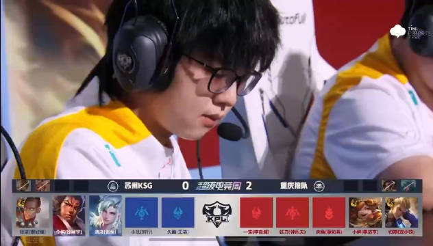 黄锐上个《战至巅峰》,爱上kpl了呗哈哈哈 带着池忆举着应援看比赛呢