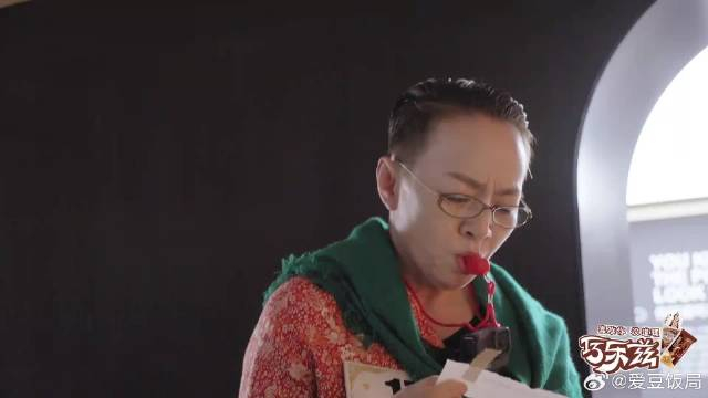 丹丹姐躲进箱子里,娜娜却躲在滑梯里,这儿真不好找