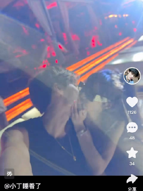 小丁晒出自己和女友在泰国亲嘴的视频