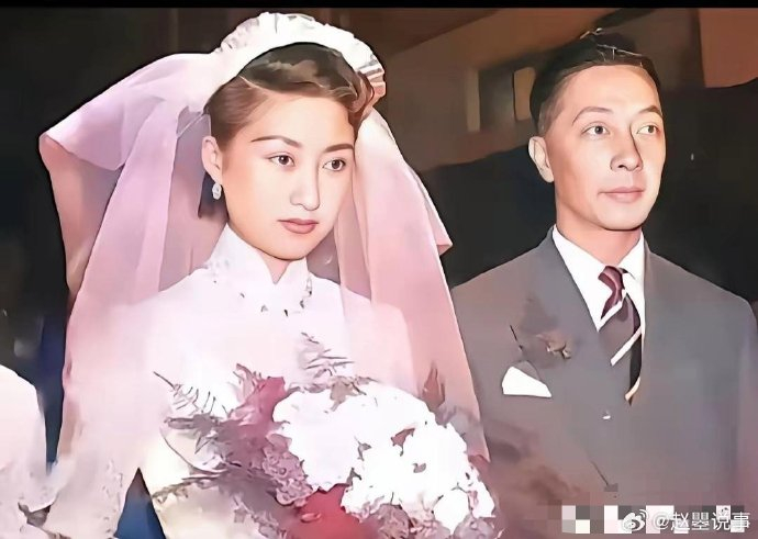 庾澄庆的母亲在结婚照,他们很有夫妻相,父亲英俊帅气,母亲气质优雅