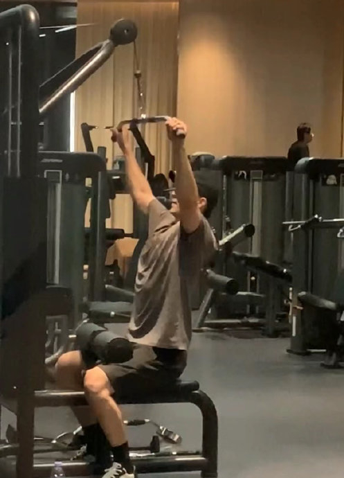 网友健身房偶遇黄景瑜,还说他超级壮,身材超级好,很大一只,真人很帅!