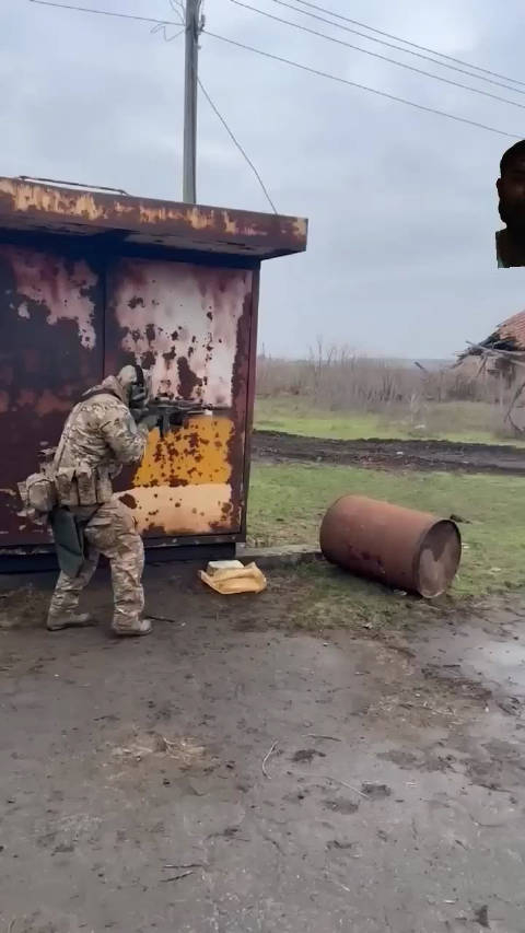 又是扫射又是火箭筒,看起来应该是训练而不是实战_手机新浪网