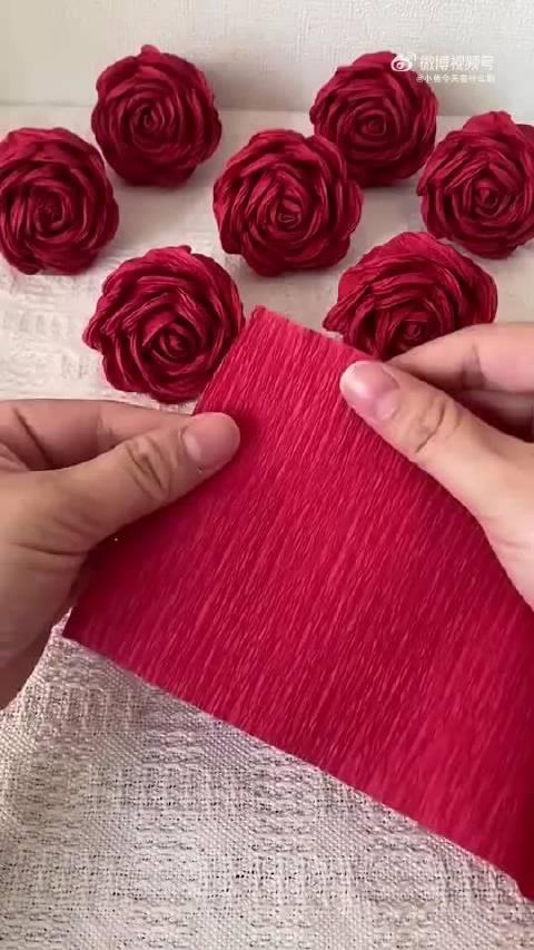 红彤彤的皱纹纸,手工折一朵朵玫瑰绽放,真的好美