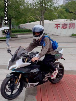 王一博比赛摩托车型号图片