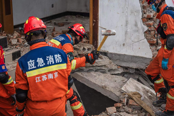 南京消防开展地震救援实战演练