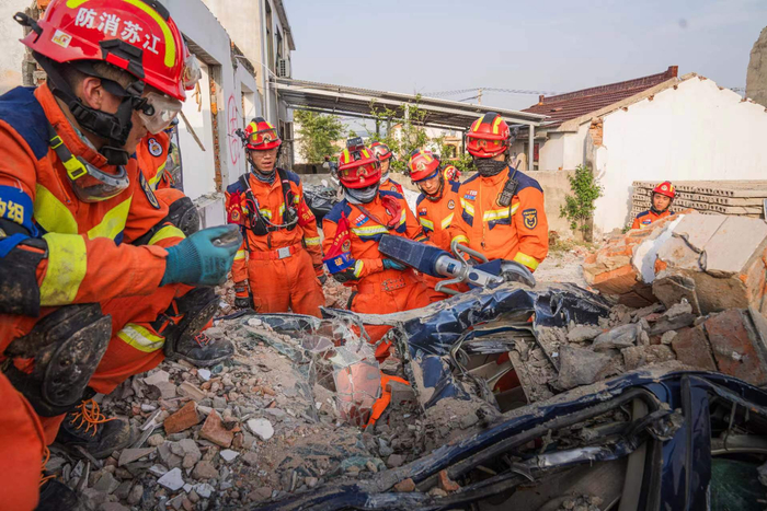 南京消防开展地震救援实战演练