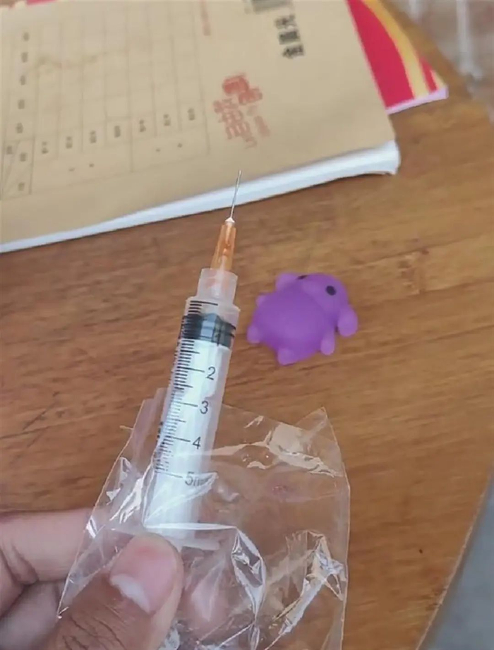 网友拍摄的这类玩具（社交平台视频截图）