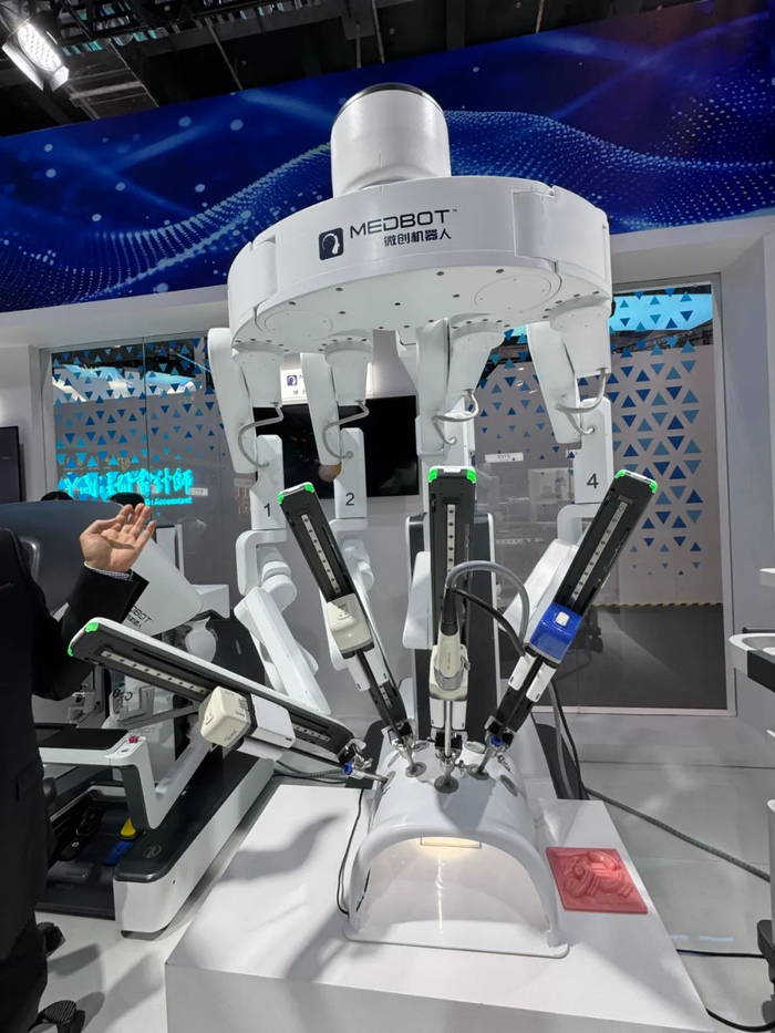 微创医疗机器人公司的图迈腔镜手术机器人宋薇萍/摄遨博智能展出了