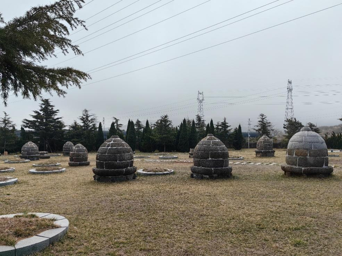 留村石墓群原有40余座墓,现仅存7座保存较完整.