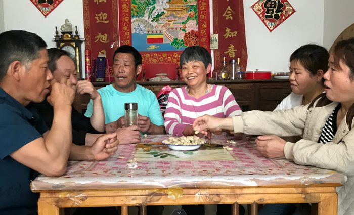 侄儿侄女及侄女婿回来看望二妈朱守珍（右三）及二爷孔凡树（左三）