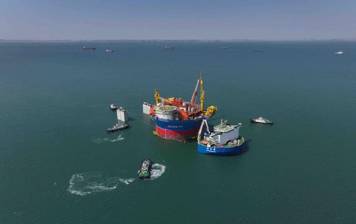 亚洲首艘圆筒型浮式生产储卸油装置“海葵一号”启运