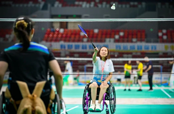 5月8日,合川区体育中心,残疾人运动员正在进行羽毛球比赛.