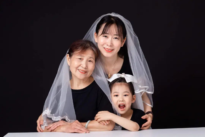 30岁的我,52岁的妈妈,75岁的外婆吃火锅给95岁的太婆过生日by 孙冯艳