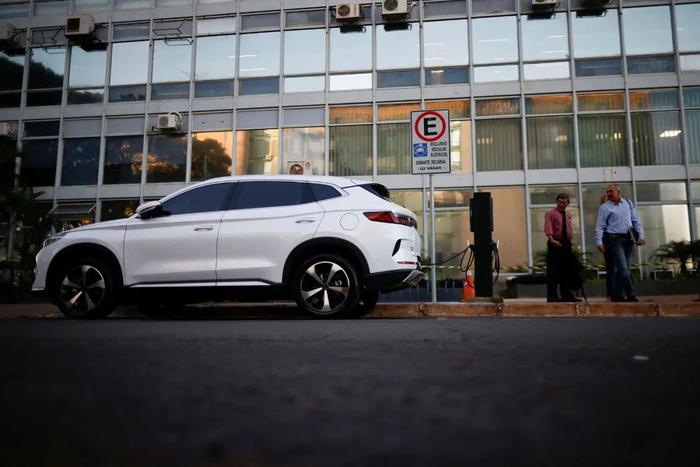 当地时刻2023年10月18日，巴西巴西利亚，一辆中国电动汽车在经济部大楼前的充电站充电。图自IC Photo