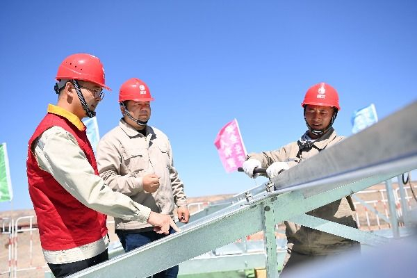 工程技术人员对组装的铁塔横担进行检查。马元 摄