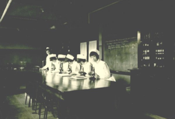 护校学生在上实验课