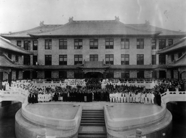 1921年9月，举办了盛大的新校院捐赠仪式，全体人员在西门广场合影