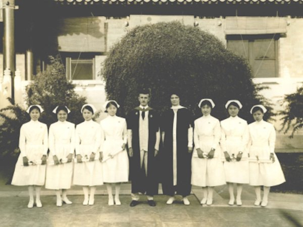 1931年6月毕业典礼。中间者为胡智敏及校长顾临。白衣者为护校当年的毕业生。右三为王绣瑛