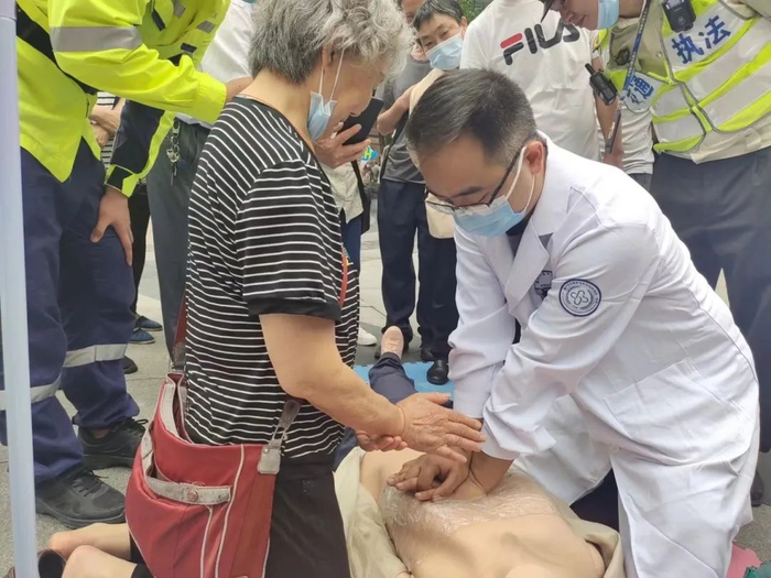 工作中的周家林 重庆医药高等专科学校附属第一医院供图