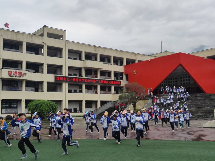 5月11日,汶川县七一映秀中学开展了防震减灾疏散演练.
