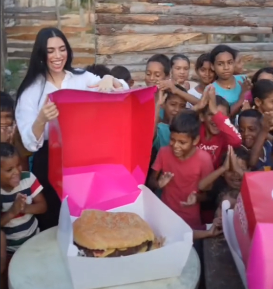 性感妩媚的南美"女菩萨",带着千万网友去给贫民窟送饭