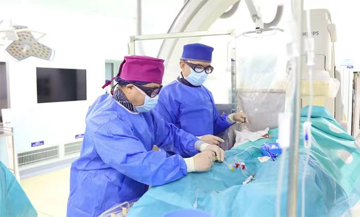 7旬老人在新疆突发脑梗 万里奔沪治疗及时化险为夷