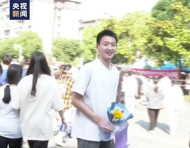 △2023年6月8日，郎铮从高考考场走出来。