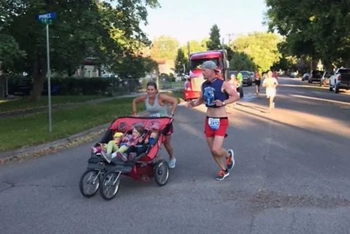 我的妈妈是超人:母亲推婴儿车跑马拉松拿下三项吉尼斯纪录